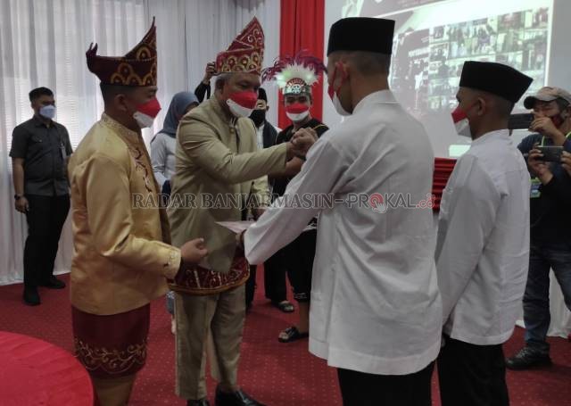 DAPAT REMISI: Dua perwakilan narapidana yang dapat remisi Kemerdekaan di Lapas Banjarbaru menerima surat keputusan. Muhammad Rifani/Radar Banjarmasin