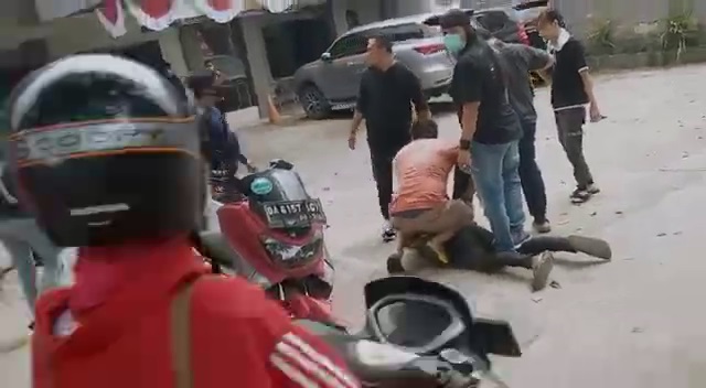 HEBOH: Tim Gabungan melakukan penyergapan kepada tiga otang pelaku pengancaman anggota Polri, hingga mengeluarkan tembakan peringatan