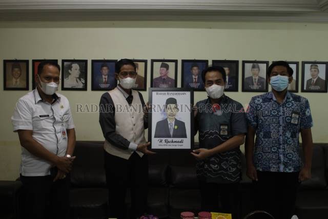 AKRAB: Diakhir silaturahmi Direktur Utama Radar Banjarmasin Suriansyah Achmad (dua dari kanan) memberikan cinderamata karikatur potret Ketua DPRD HST Rachmadi. | FOTO: JAMALUDDIN/RADAR BANJARMASIN