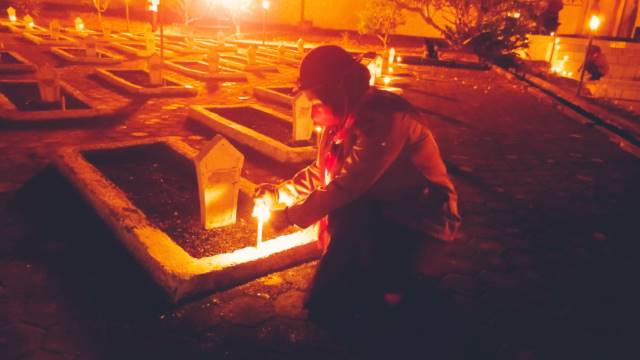 SAKRAL: Malam renungan suci di Makam Pahlawan Tabur Kecamatan Amuntai Utara Kabupaten HSU.