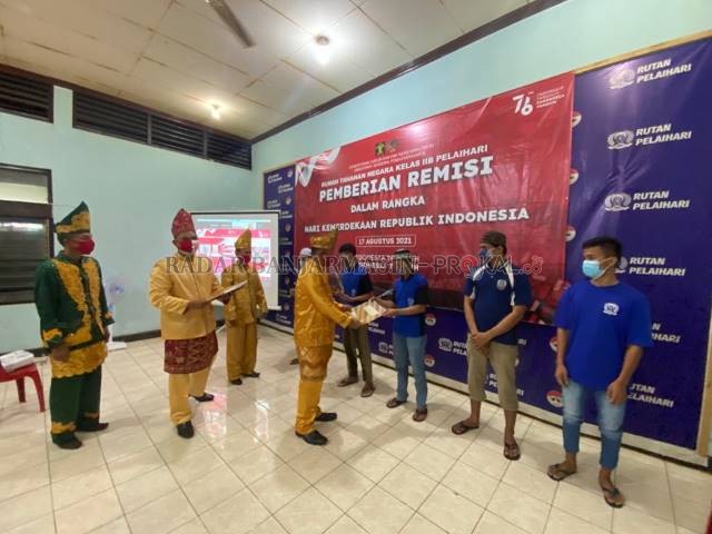 BEBAS: Penyerahan SK remisi oleh Kepala Rutan Kelas 2B Pelaihari Budi Suharto kepada warga binaan. | Foto: Norsalim Yahya/Radar Banjarmasin