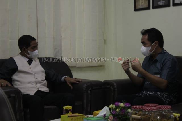 AKRAB: Direktur Utama Radar Banjarmasin Suriansyah Achmad berbincang santai dengan Ketua DPRD HST Rachmadi. | Foto: JAMALUDDIN/Radar Banjarmasin