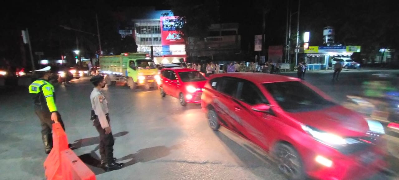 DIJAGA: Perbatasan Banjarmasin dan Kabupaten Banjarmasin, di A Yani KM 6 dijaga aparat TNI-Polri serta Dishub dan Satpol PP,  Rabu (18/8).