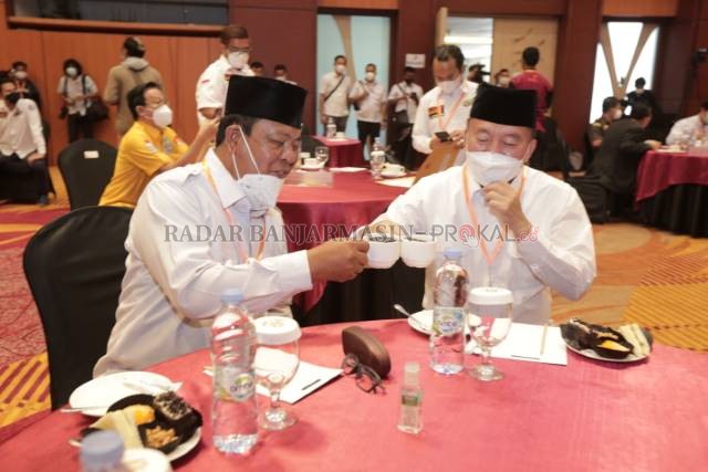 SUDAH SIAP: Sahbirin Noor dan Muhidin saat disahkan KPU Kalsel sebagai pemenang Pilgub, 4 Agustus lalu. | FOTO: DOK//RADAR BANJARMASIN