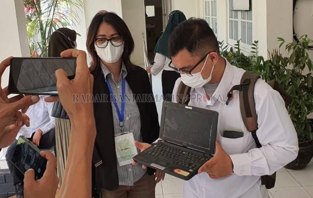 KUASA HUKUM: Koordinator tim advokasi korban banjir, M Pazri (memegang laptop). Tergugat adalah Pemprov Kalsel dan Gubernur Kalsel. | FOTO: ENDANG SYARIFUDDIN/RADAR BANJARMASIN
