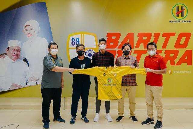 PERKENALAN: Jelang bergulirnya kompetisi Liga 1 2021, Barito Putera mengumumkan tiga pemain baru. Salah satunya pemain asli Banua, Fajri Maulana (tengah).