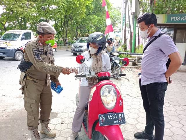 PPKM: Petugas memeriksa KTP pengendara yang hendak memasuki Banjarmasin melalui kawasan Kayu Tangi. | FOTO: MAULANA/RADAR BANJARMASIN