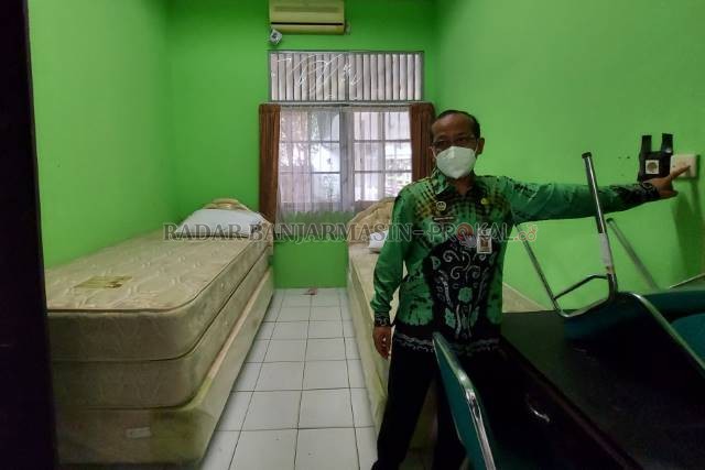 TINJAU: Kepala Dinas Kesehatan Banjarmasin, Machli Riyadi saat memantau keadaan kamar tidur di gedung milik Kemensos tersebut. | FOTO: WAHYU RAMADHAN/RADAR BANJARMASIN