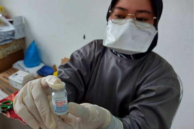 MODERNA: Penerima vaksin COVID-19 merek Moderna sebaiknya menyiapkan obat penurun panas seperti paracetamol dan sejenisnya sebagai antisipasi efek samping.