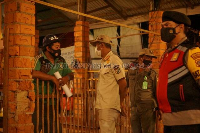 PERPANJANG LAGI: Razia aparat ke kafe-kafe dalam rangka dalam PPKM level 4 di kabupaten Tanah Laut, baru-baru tadi. | FOTO: NOORSALIM YAHYA/RADAR BANJARMASIN
