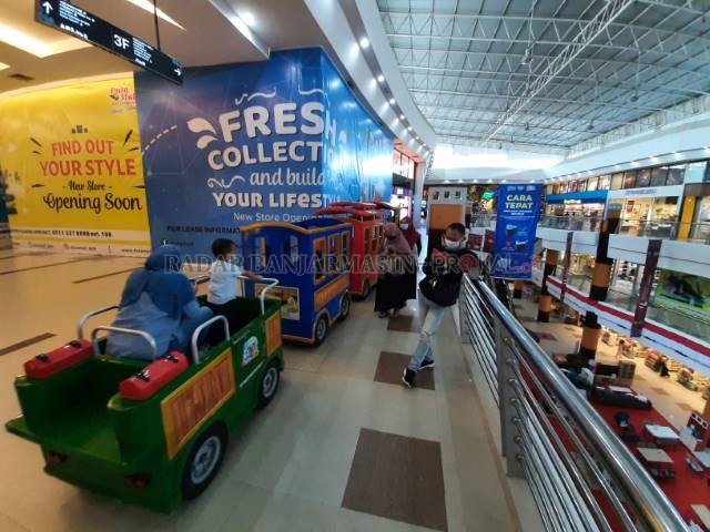 SEPI: Kereta api mainan yang berseliweran di Duta Mall Banjarmasin. Sudah banyak karyawan tenant yang terpaksa dirumahkan selama PPKM. | FOTO: WAHYU RAMADHAN/RADAR BANJARMASIN