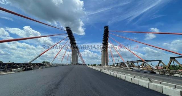 MEGAH: Jembatan Sungai Alalak yang menghubungkan Banjarmasin dan Barito Kuala dipastikan sudah bisa dilintasi pada 15 September mendatang. | FOTO: M OSCAR FRABY/RADAR BANJARMASIN