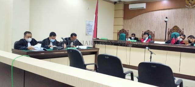 TUNTUTAN JAKSA: Sidang kasus korupsi mantan Dirut Perusahaan Daerah (PD) Baramarta, Teguh Imanullah di Pengadilan Tipikot, Senin (23/8) sore. | FOTO: ENDANG SYARIFUDIN/RADAR BANJARMASIN