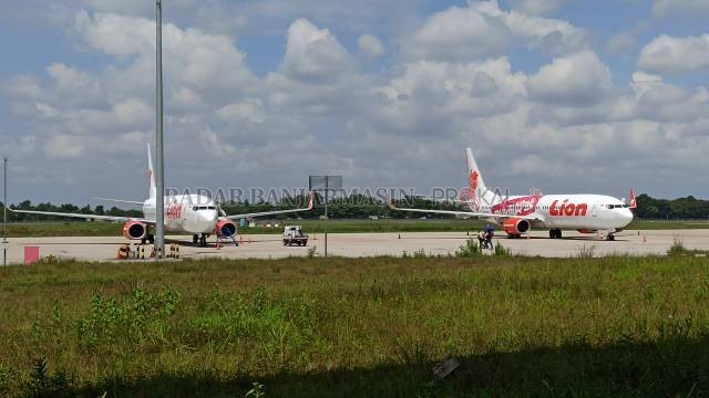 SEPI: Pesawat Lion Air saat parkir di Bandara Syamsudin Noor. Hingga kini bandara masih sepi. | FOTO: SUTRISNO/RADAR BANJARMASIN