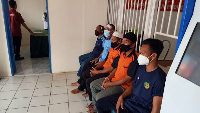 KEMBALI KE RUTAN: Mobil transpas terbalik, 10 warga binaan hanya luka ringan kembali ke Rutan Kelas IIB Marabahan. | Foto: Ahmad Mubarak/Radar Banjarmasin.