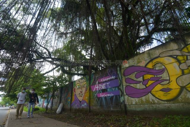 URBAN: Eks Pelabuhan Marla di Jalan RE Martadinata. Kawasan ini sudah menjadi ruang favorit bagi seniman mural di Banjarmasin. | FOTO: WAHYU RAMADHAN/RADAR BANJARMASIN