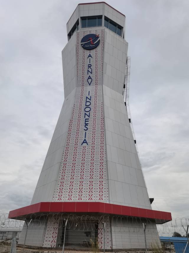 MEGAH: Kondisi tower Air Traffic Controller (ATC) milik AirNav Indonesia di Bandara Internasional Syamsudin Noor, baru-baru tadi. Pembangunannya ditargetkan selesai pada tahun ini. | FOTO:  AIRNAV BANJARMASIN