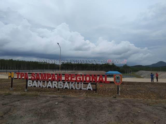 JADI KAWASAN INDUSTRI: Kondisi Tempat Pemrosesan Akhir (TPA) Regional Banjarbakula di Cempaka,  Banjarbaru beberapa waktu lalu. Dinas LH Kalsel berencana mengubah tempat ini menjadi kawasan industri. | FOTO: SUTRISNO/RADAR BANJARMASIN