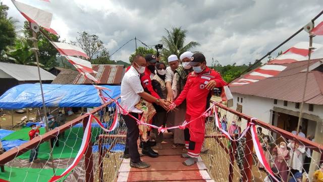 BANTUAN DONATUR: Akhirnya Warga Desa Alat, Kecamatan Hantakan, Hulu Sungai Tengah memiliki jembatan gantung permanen setelah menunggu delapan bulan pascabanjir bandang.