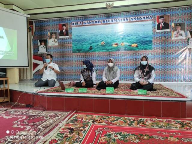 ISOLASI: Puluhan petugas karantina desa mendapat pelatihan dari Dinas Kesehatan Tanbu, bagaiman cara menangani pasien yang tertular Covid-19.