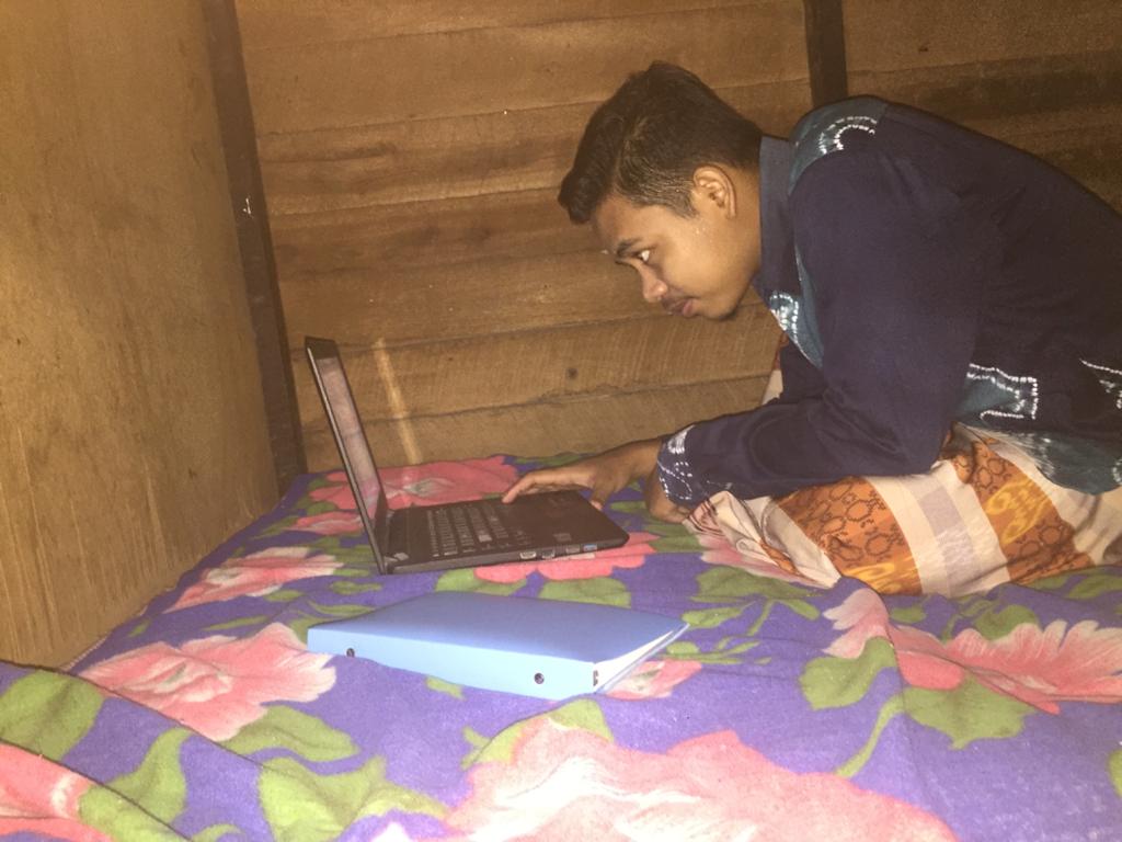 BOSAN: Ari Aditya Aryadi. Warga Banjarmasin yang kini sedang menempuh pendidikan di UIN Antasari Banjarmasin, jurusan Manajemen Pendidikan Islam saat mengikuti kuliah online. | Foto: IST