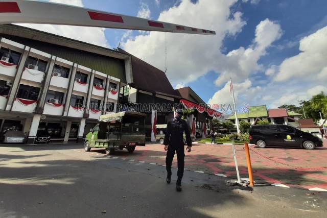 LEBIH KETAT: Anggota Satpol PP yang berjaga di Balai Kota, Jalan RE Martadinata No 01. Foto diambil kemarin (27/8) siang.