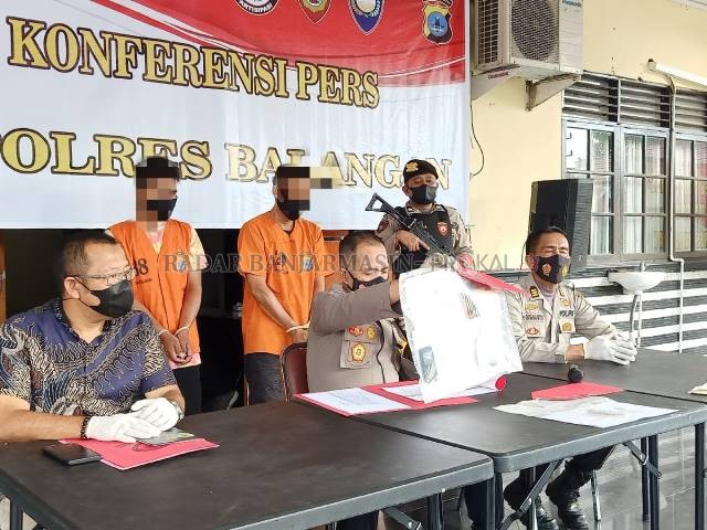 KASUS: Kapolres Balangan AKBP Zaenal Arifin (tengah) menunjukkan barang bukti sabu yang diamankan.