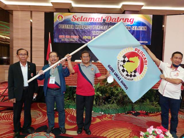 SERAHKAN PATAKA: Prof Sutarto Hadi (dua dari kanan) mengibarkan bendera Percasi setelah terpilih secara aklamasi sebagai Ketua Umum Pengprov Percasi Kalsel periode 2021-2025 dalam agenda Musprov Percasi Kalsel 2021 di G Sign Hotel Banjarmasin, Sabtu (28/8
