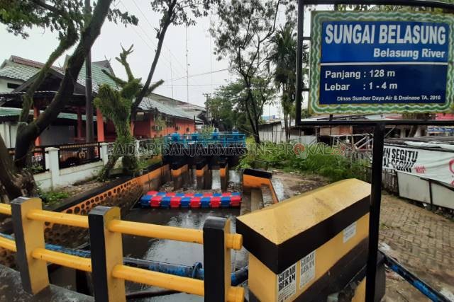 SUNGAI BELASUNG: Sungai ini persis berada di samping Balai Kota. Rencananya hendak dibenahi sampai belakang gedung DPRD. Tapi menunggu tahun depan. | FOTO: WAHYU RAMADHAN/RADAR BANJARMASIN