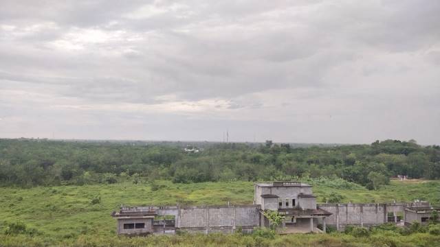 MANGKRAK: Kondisi Stadion Garuda Maharam di Kelurahan Paringin Kota, Kecamatan Paringin saat ini terbengkalai. | FOTO: WAHYUDI/RADAR BANJARMASIN.