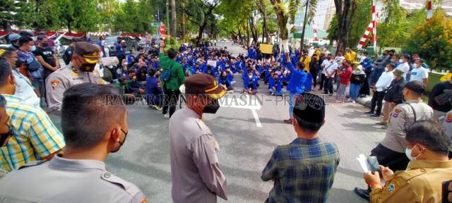 DIMNTA SWAB: Gabungan Badan Eksekutif Mahasiswa (BEM) Kalsel yang akan menggelar aksi di depan Gedung DPRD Provinsi Kalsel diimbau polisi untuk jalani tes swab. Tujuannya untuk antisipasi penularan.