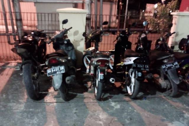 DITILANG: Lima motor yang diamankan terparkir di halaman Mapolsek Banjarmasin Timur. | FOTO: POLSEK BANJARMASIN TIMUR FOR RADAR BANJARMASIN