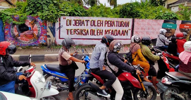 MURAL BARU: Mural baru merambah ke tembok perempatan Jalan S Parman, Banjarmasin Tengah.