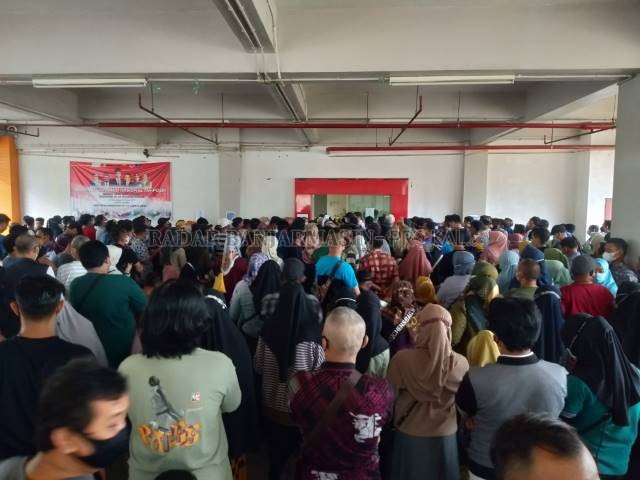 KERUMUNAN: Semrawutnya antrean vaksin moderna di Gedung Murakata Barabai, Senin (30/8) pagi. | FOTO: JAMALUDDIN/RADAR BANJARMASIN