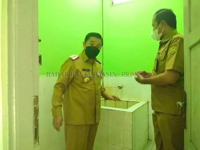CEK KAMAR MANDI: Wali Kota Ibnu Sina mengecek kesiapan balai Kemensos di kawasan Mulawarman untuk dijadikan pusat karantina. | FOTO: WAHYU RAMADHAN/RADAR BANJARMASIN