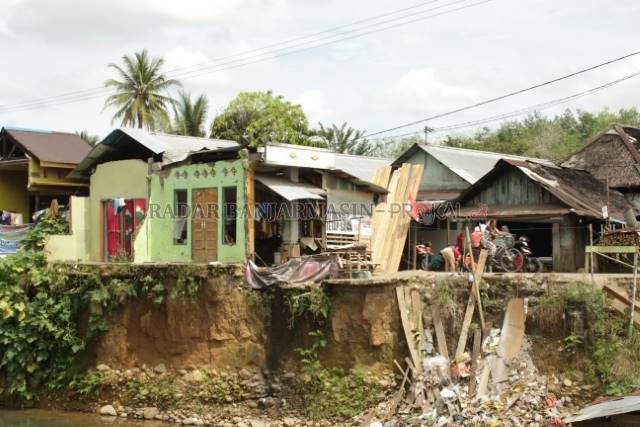 MASIH TERSISA:  Kondisi rumah warga Desa Alat, HST yang hancur karena diterjang banjir bandang. Tahun ini pemerintah daerah lakukan mitigasi agar banjir tak terulang. | FOTO: DOK/RADAR BANJARMASIN