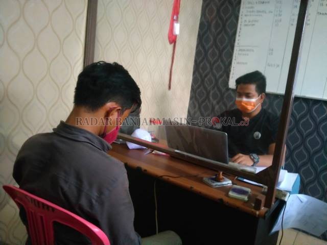 DILAPORKAN MERTUA: Jimmy diperiksa penyidik Polsek Banjarmasin Barat. Ia sempat buron selama tiga bulan. | FOTO: MAULANA/RADAR BANJARMASIN