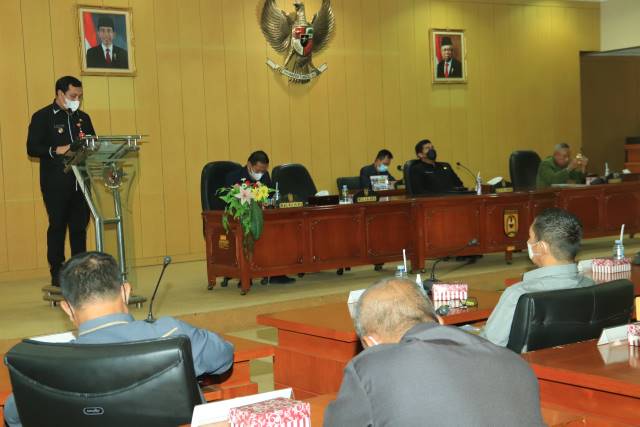 PARIPURNA: Wali Kota Banjarbaru H M Aditya Mufti Ariffin SH MH didampingi Wakil Wali Kota Banjarbaru Wartono SE saat menghadiri rapat paripurna di DPRD Kota Banjarbaru, kemarin (31/8).  | FOTO: HUMAS DAN PROTOKOL PEMKO BANJARBARU