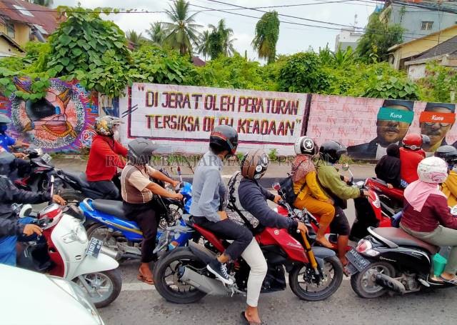 JADI TREN: Mural di perempatan lampu merah Jalan S Parman dan Jalan Belitung Darat. Satpol PP berjanji takkan menghapus mural ini.