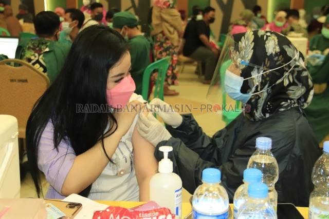 MODERNA JADI INCARAN: Petugas kesehatan menyuntikkan vaksin Sinovac kepada warga Banjarbaru beberapa waktu lalu. Kini, Nakes mendapatkan booster atau dosis ketiga dari vaksin Moderna. | FOTO: Muhammad Rifani/Radar Banjarmasin