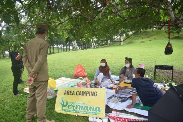 PENJELASAN : Kastpol PP dan Damkar Tala menyampaikan sosialisasi penutupan objek wisata selama PPKM level 4.