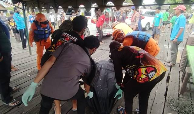 DITEMUKAN : Tim gabungan yang melakukan pencarian korban tenggelam menemukan korban mengapung sekitar 1 KM dari lokasi awal terjatuh. | Foto: Emergency for Radar Banjarmasin.