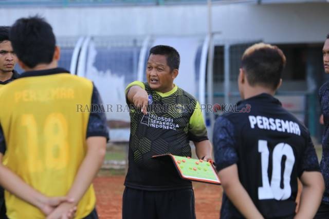 BENAHI TIM: Persemar Martapura melakukan partai uji coba dengan Persebaru Banjarbaru di Stadion Demang Lehman Martapura, Senin (30/8) sore.