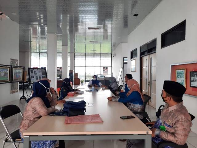 TEKNIS: Dispersip Tanah Bumbu menggelar rekon arsip rutin kepada seluruh SKPD secara bergantian, agar prokes tetap jalan.