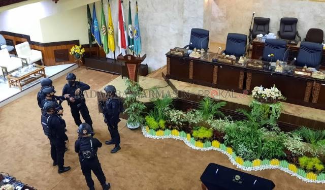 NIHIL: Tim penjinak bom dari Sat Brimob Polda Kalsel saat menyisir ruang rapat paripurna DPRD Kalsel, kemarin (1/9).