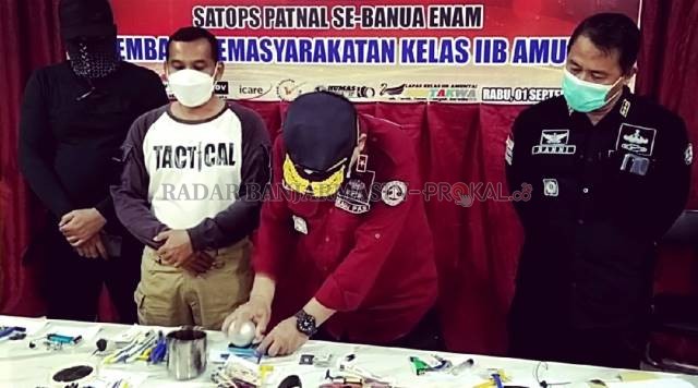 RAZIA: Kadiv Pemasyarakatan Kemenkumham Wilayah Kalsel Yuwono (kemeja merah) saat menunjukkan hasil temuan sidak di Lapas Kelas IIB Amuntai. | Foto: Muhammad Akbar/Radar Banjarmasin