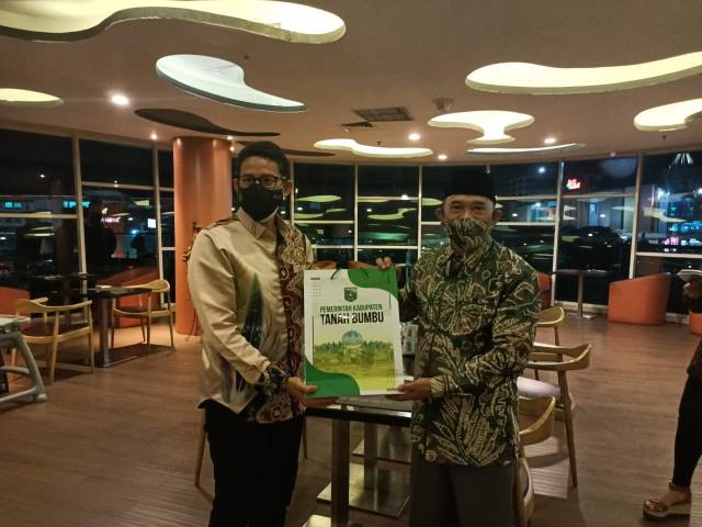 DISKUSI: Wakil Bupati Tanbu Muh Rusli menyerahkan berkas berisi data potensi wisata kepada Sandiaga Uno di Banjarmasin.