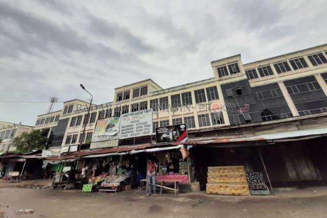 KUMUH: Inilah Banjarmasin Trade Center di batas kota yang dibiarkan terbengkalai selama dua dekade. Foto diambil kemarin (3/9) siang, tampak deretan kandang ayam yang menambah kekumuhan gedung tersebut. | FOTO: WAHYU RAMADHAN/RADAR BANJARMASIN