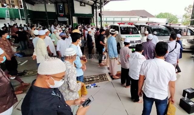 DEKAT AREA PARKIR: Khusus untuk jenazah pasien covid, disalatkan di halaman belakang Masjid Al Jihad. | FOTO: ENDANG SYARIFUDDIN/RADAR BANJARMASIN