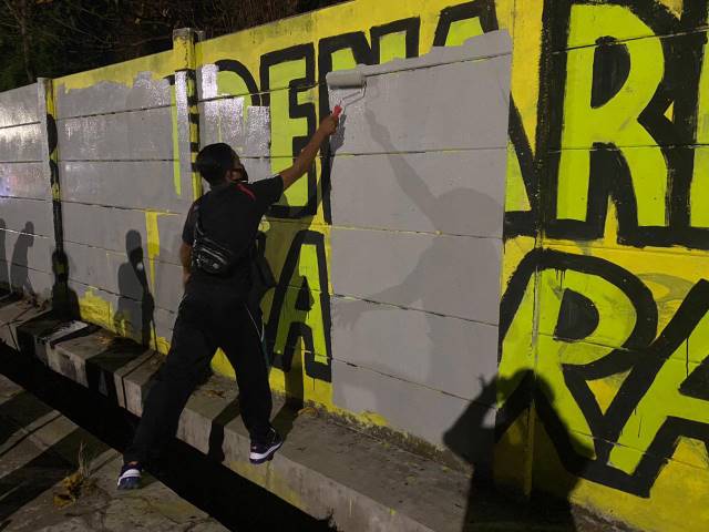 Penghapusan mural kritis di pagar beton eks Pelabuhan Marla oleh Satpol PP Banjarmasin hanya memicu kemunculan mural lainnya.